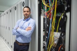 O que é melhor para sua clínica: profissional contratado ou equipe de TI terceirizada?