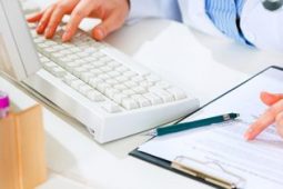 Quais os principais problemas que o RIS pode solucionar na radiologia?