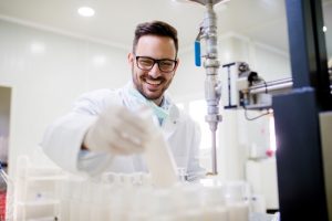 laboratórios de análises clínicas, O impacto das novas tecnologias nos laboratórios de análises clínicas