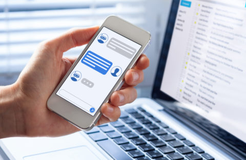 controle de gastos laboratorial, Qual a diferença entre chatbot e inteligência artificial no atendimento ao cliente?