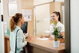 Autoatendimento para clínicas e consultórios: 6 benefícios