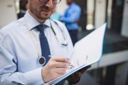 Código de ética médica: Cuidados esenciales en la actuación digital