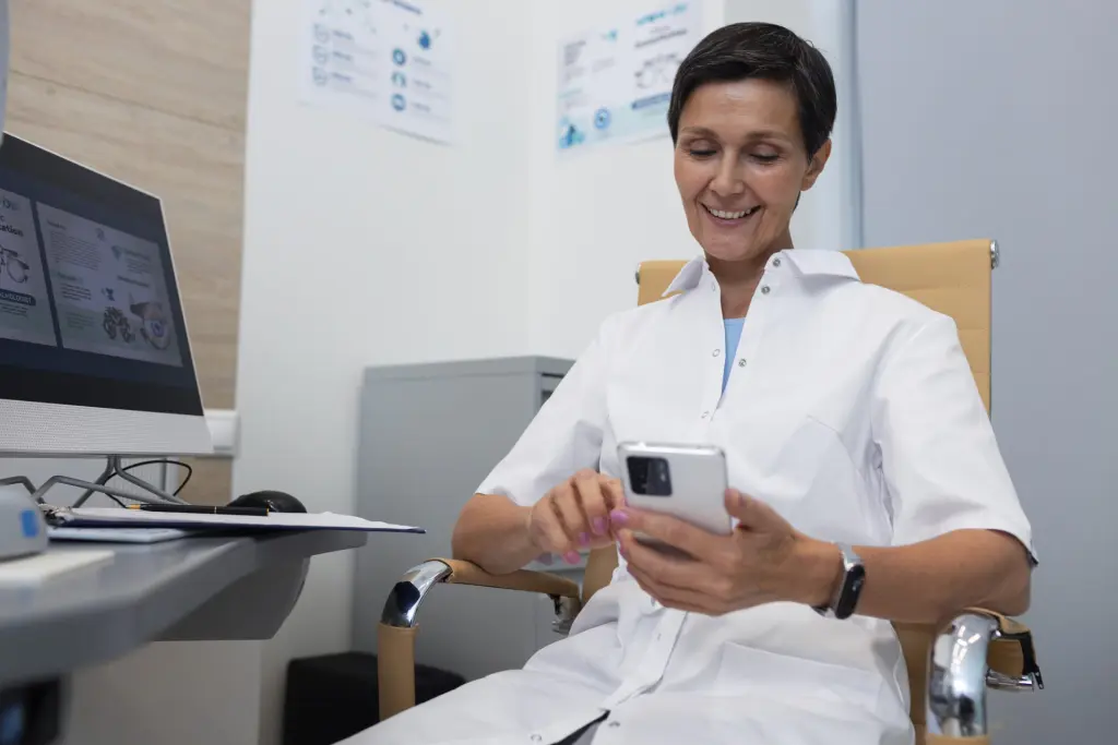 WhatsApp patient communication: Learn how to integrate it with management systems to optimize the patient journey